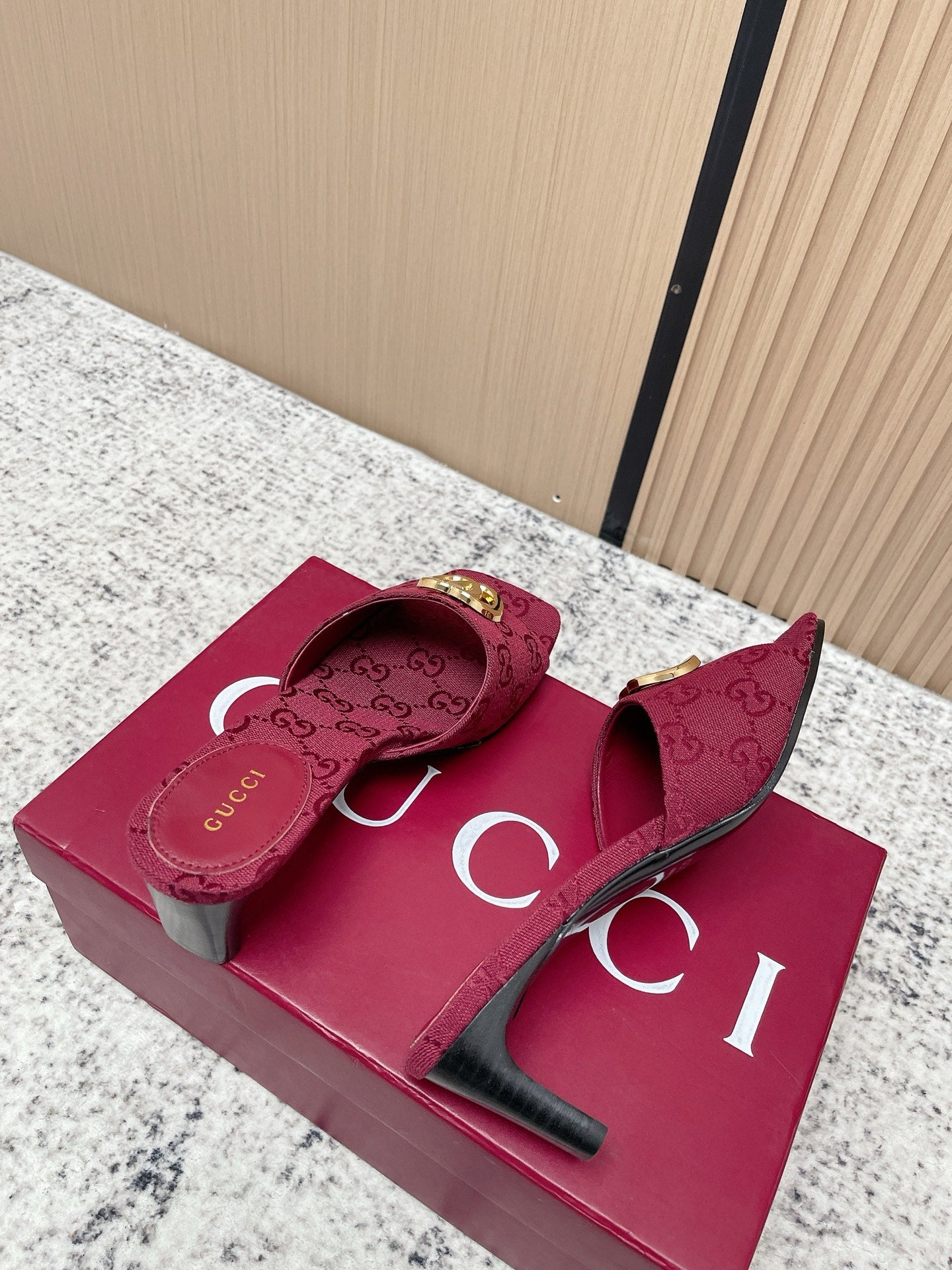 GUCCI 26S HIGH HEELS IN DARK RED CANVAS WITH GOLD HARDWARE