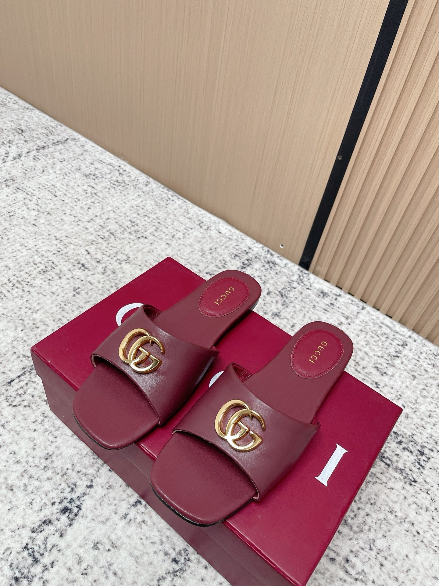 GUCCI 26S SLIDE SANDAL IN DARK RED CALFSKIN WITH GOLD HARDWARE