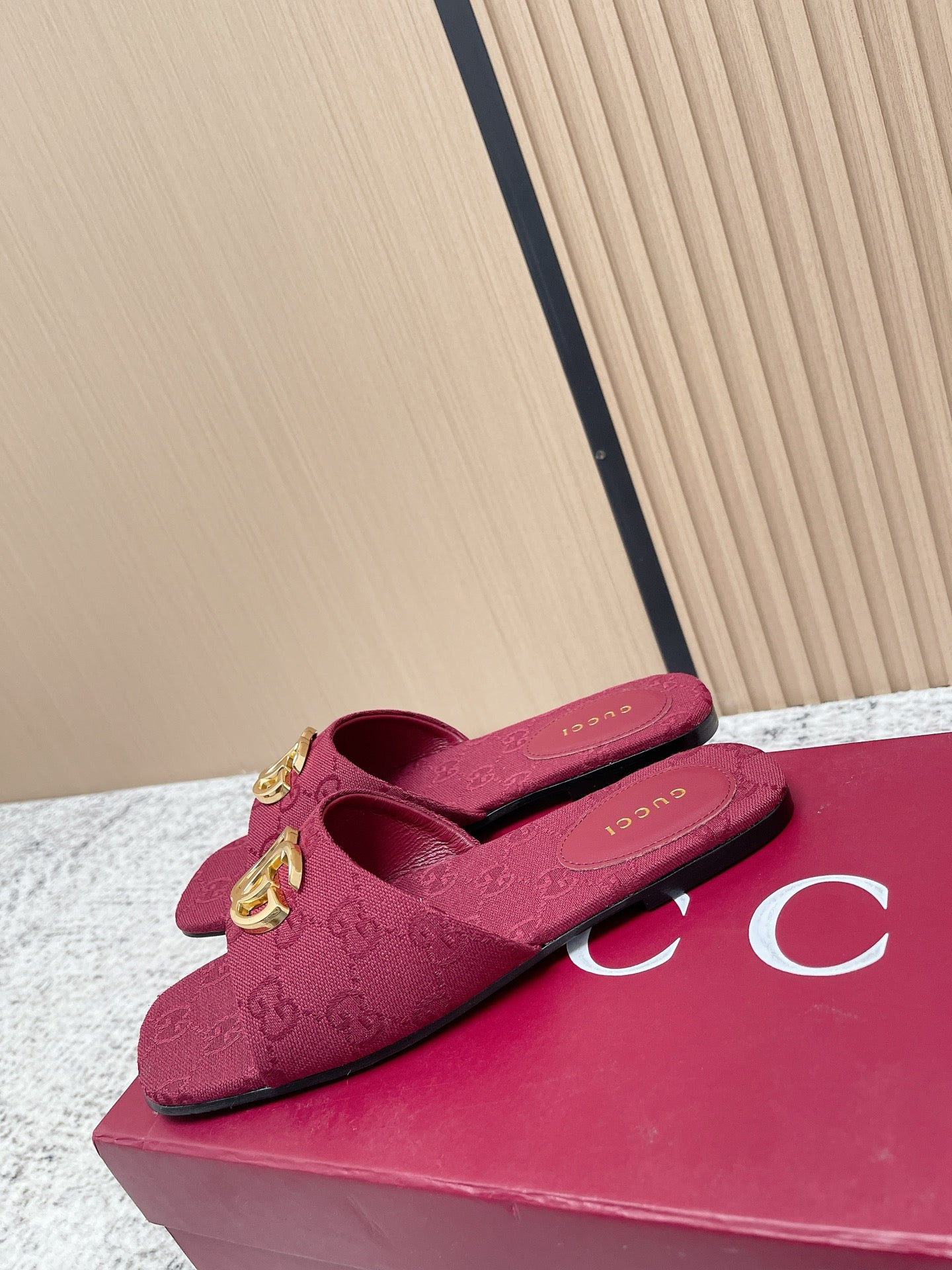 GUCCI 26S SLIDE SANDAL IN DARK RED CANVAS