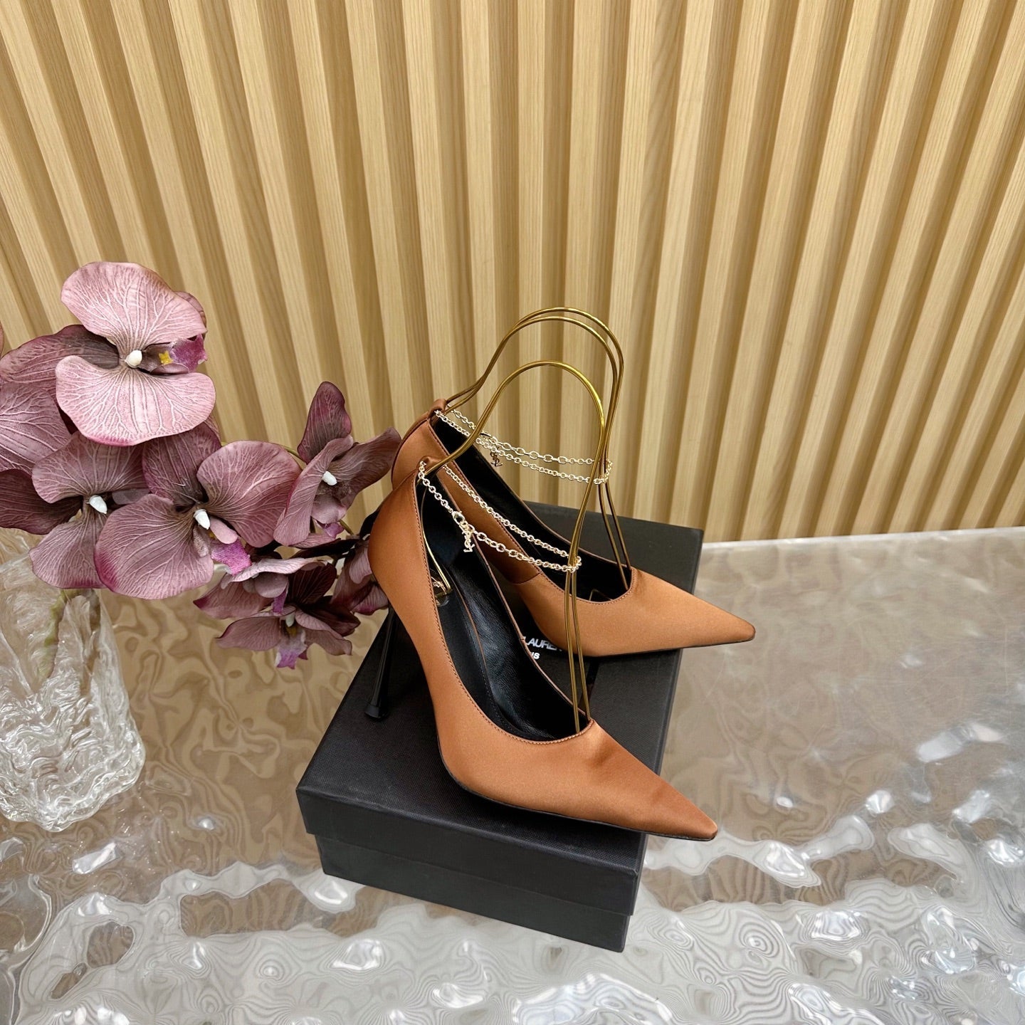 RÉGINE PUMPS IN RUSTIC ORANGE SATIN GOLD CHAIN