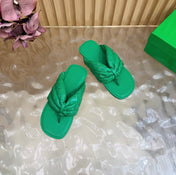 BOTTEGA VENETA 26S THONG SANDALS IN GREEN LAMBSKIN
