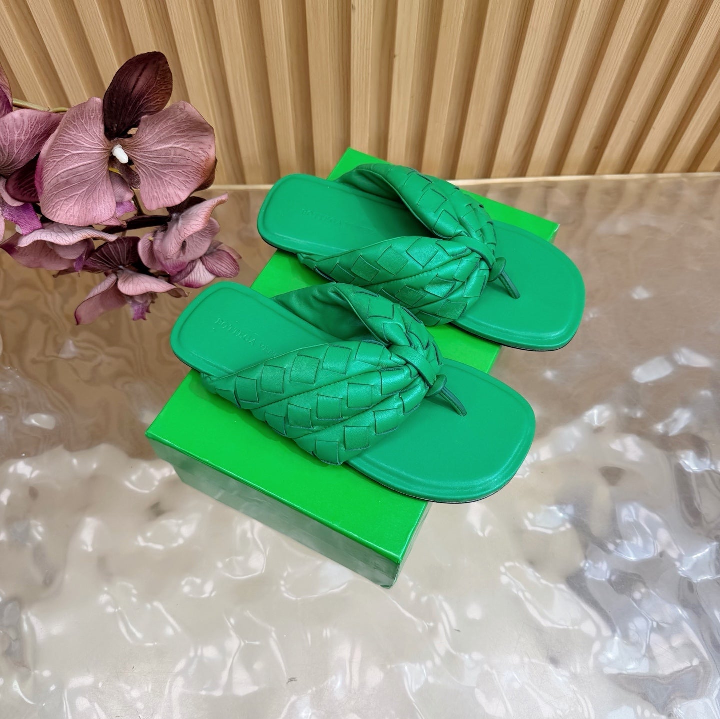 BOTTEGA VENETA 26S THONG SANDALS IN GREEN LAMBSKIN