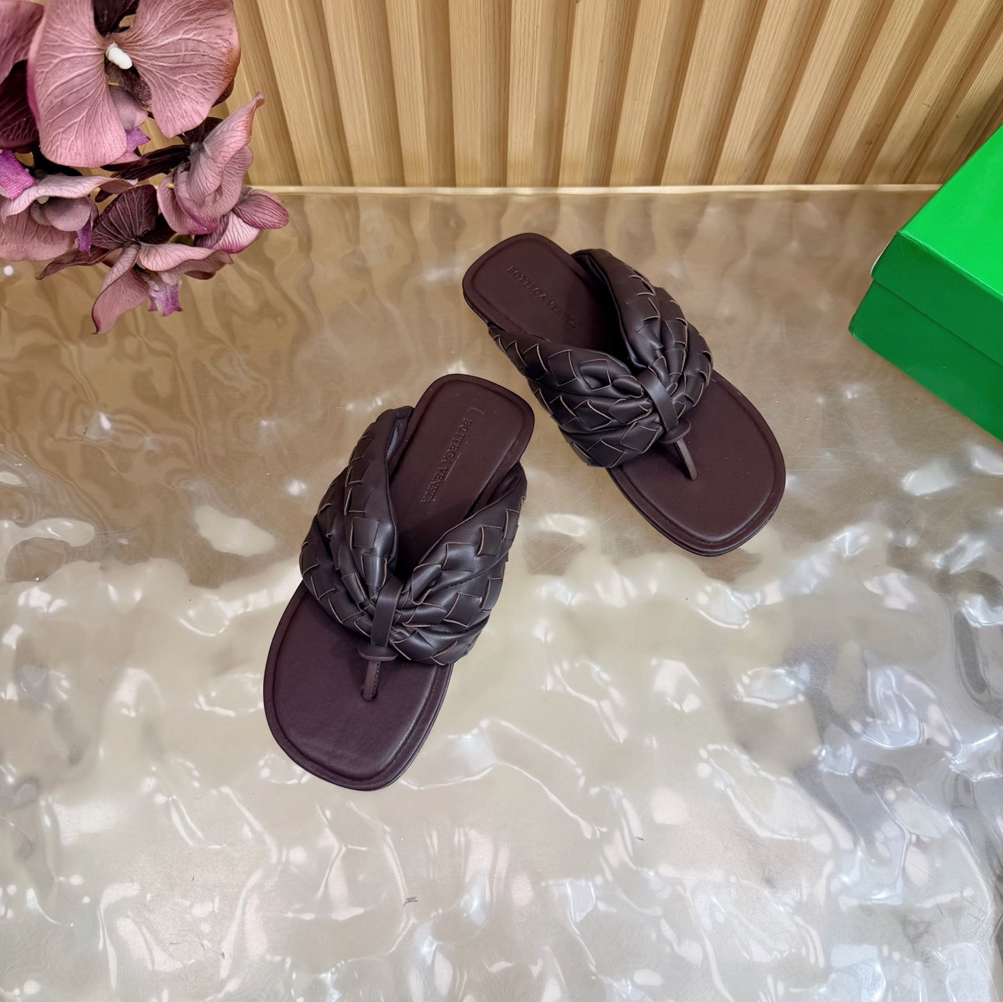 BOTTEGA VENETA 26S THONG SANDALS IN DARK BROWN LAMBSKIN