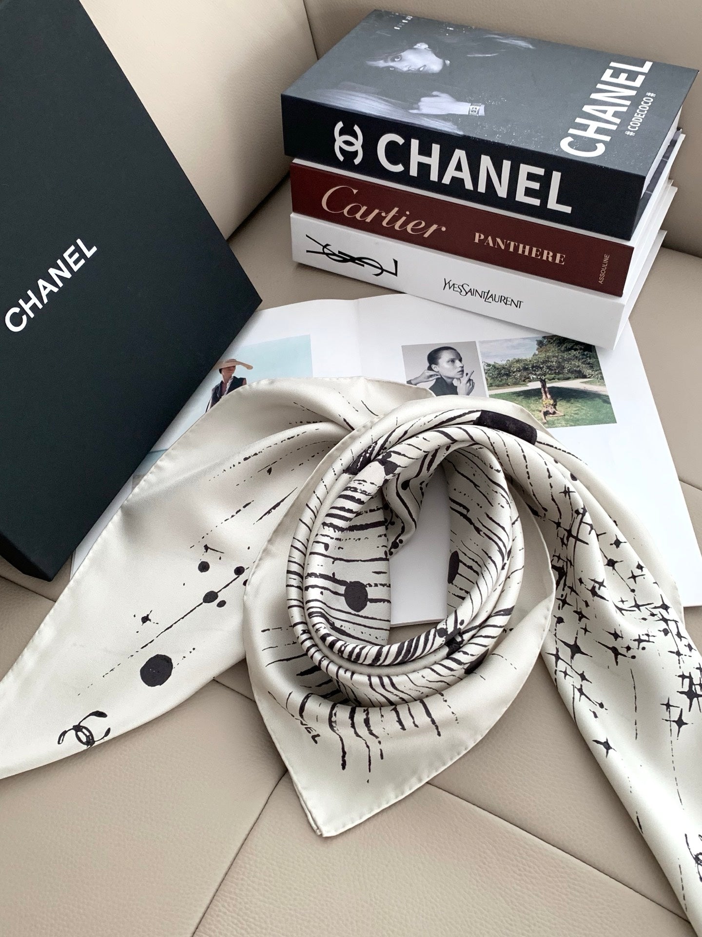 CHANEL 26S SCARF 90 IN SILK 311795