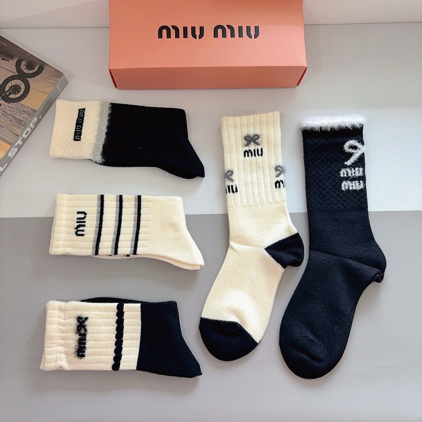 MIUMIU 26S CREW SOCKS 405318 (1 BOX)