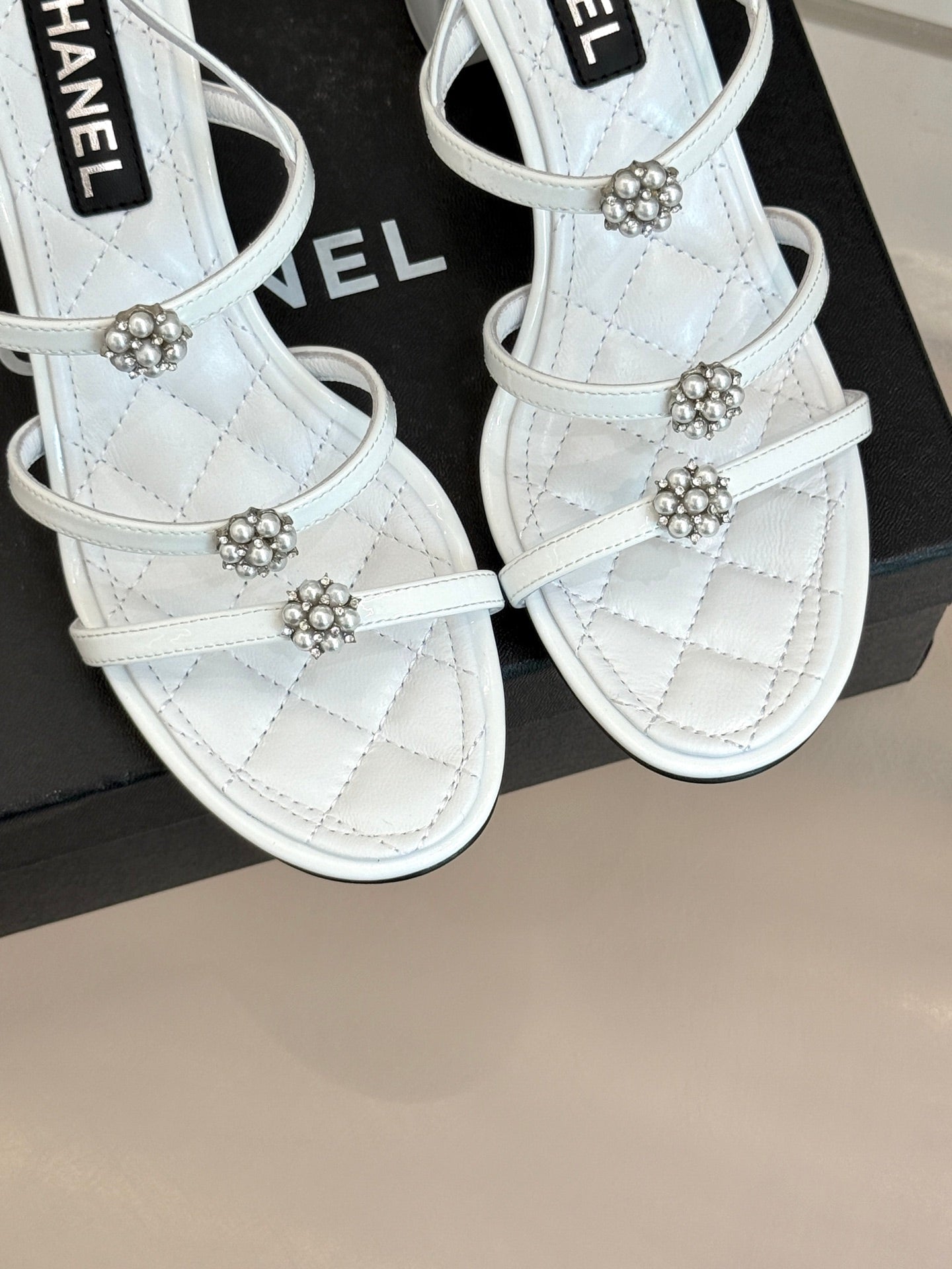HIGH HEELS SANDAL IN WHITE LAMBSKIN PEARL FLOWERS