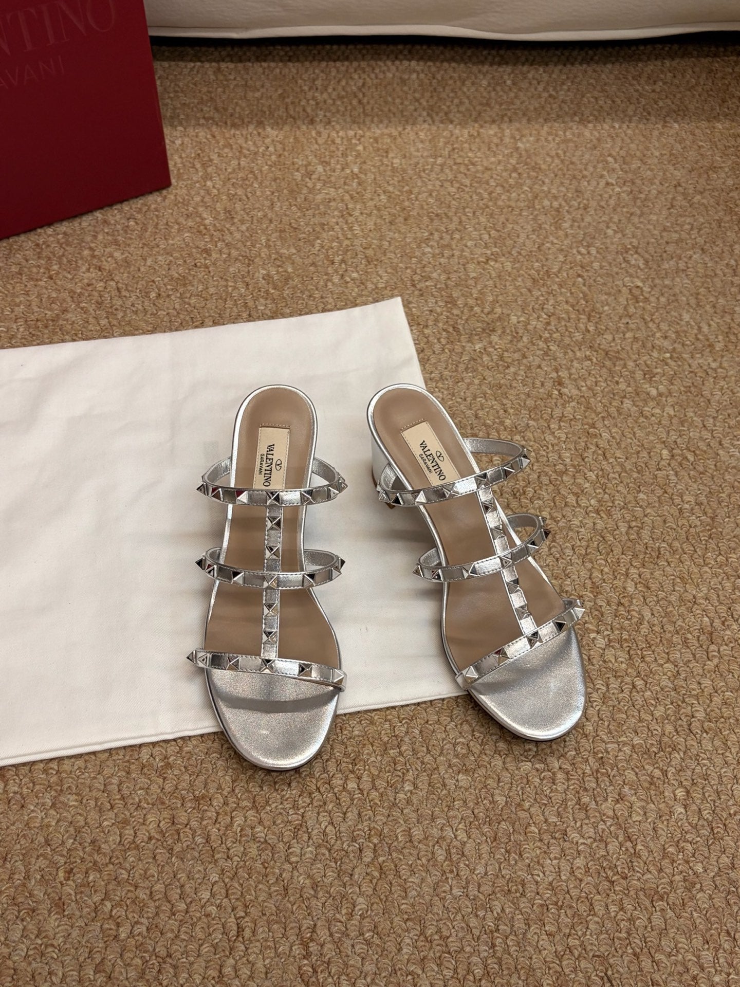 VALENTINO 26S ROCKSTUD HIGH HEEL SANDALS IN SILVER CALFSKIN