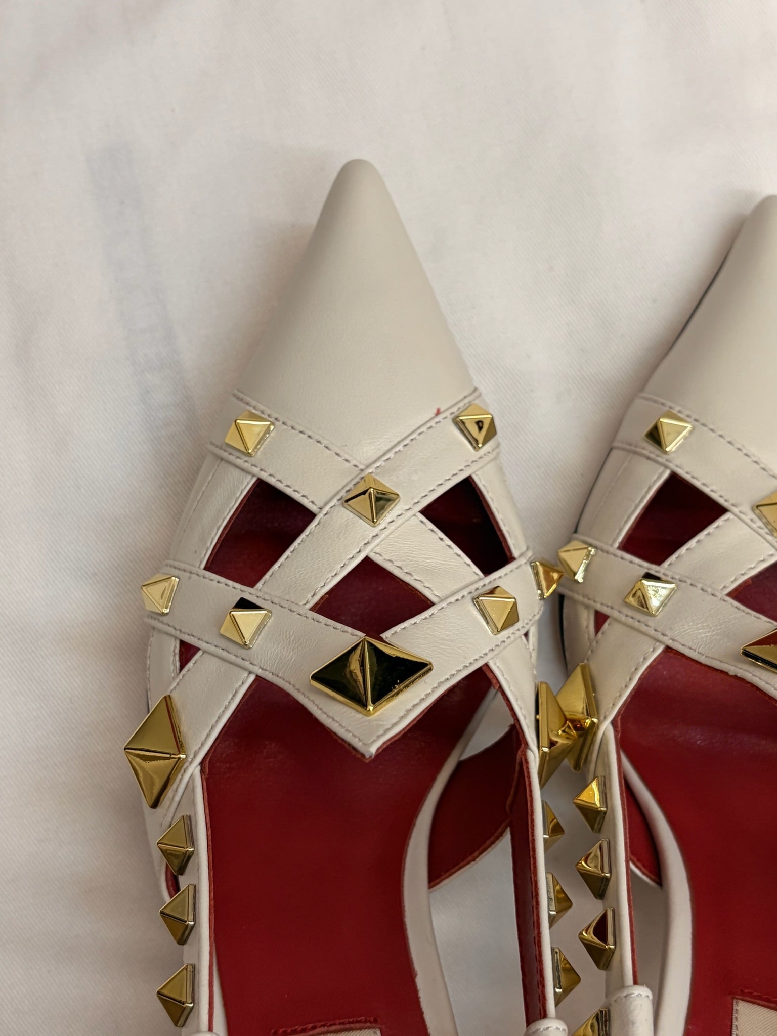 VALENTINO 26S ROCKSTUD SLINGBACK HEELS IN OFF-WHITE CALFSKIN