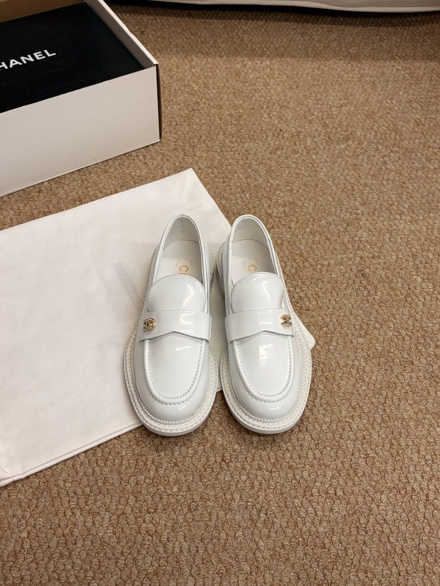 CHANEL 26S LOAFERS IN WHITE PATENT CALFSKIN CC LOGO