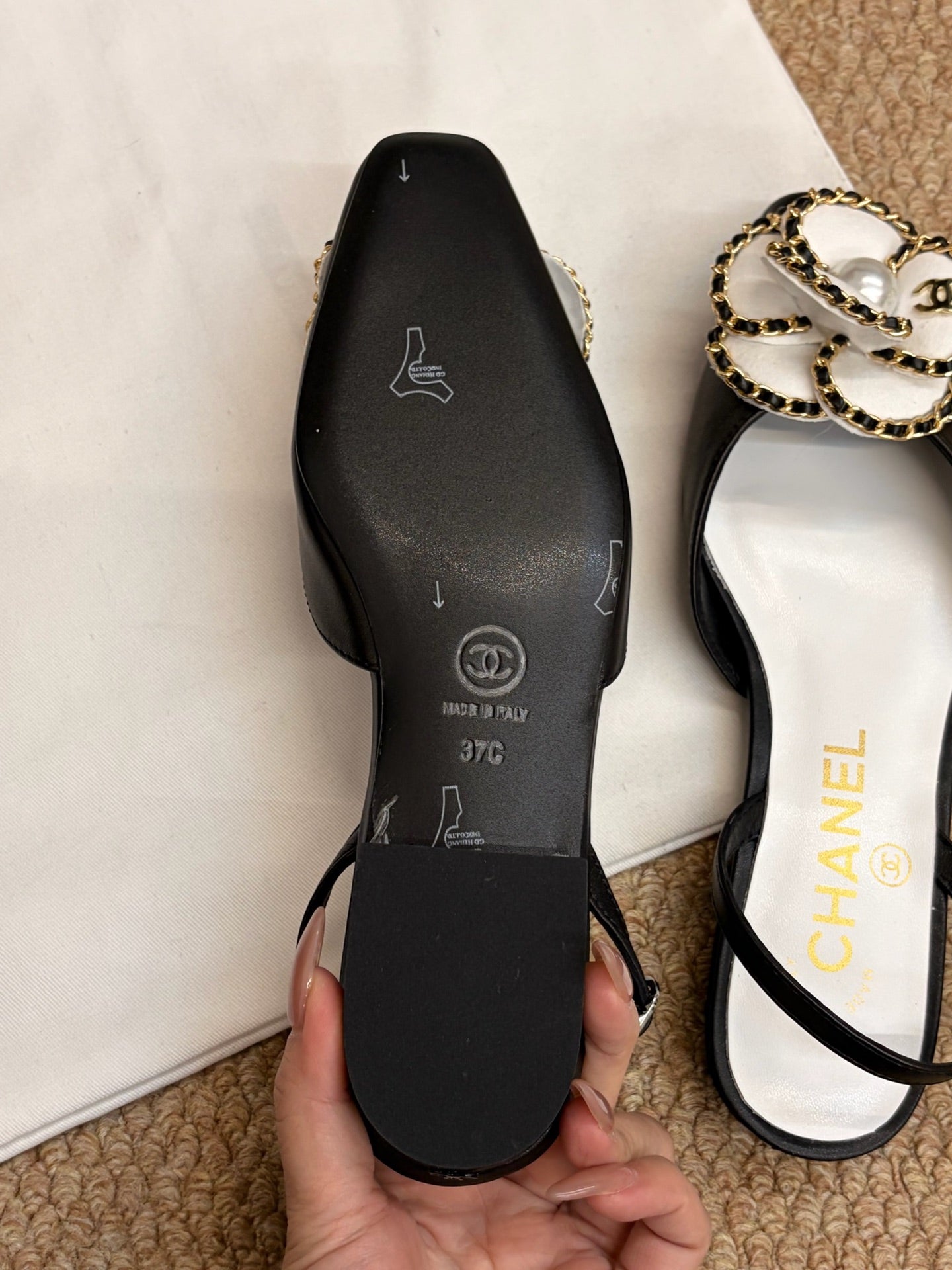 CHANEL 26S SLINGBACK FLATS IN BLACK CALFSKIN CAMELLIA PEARL