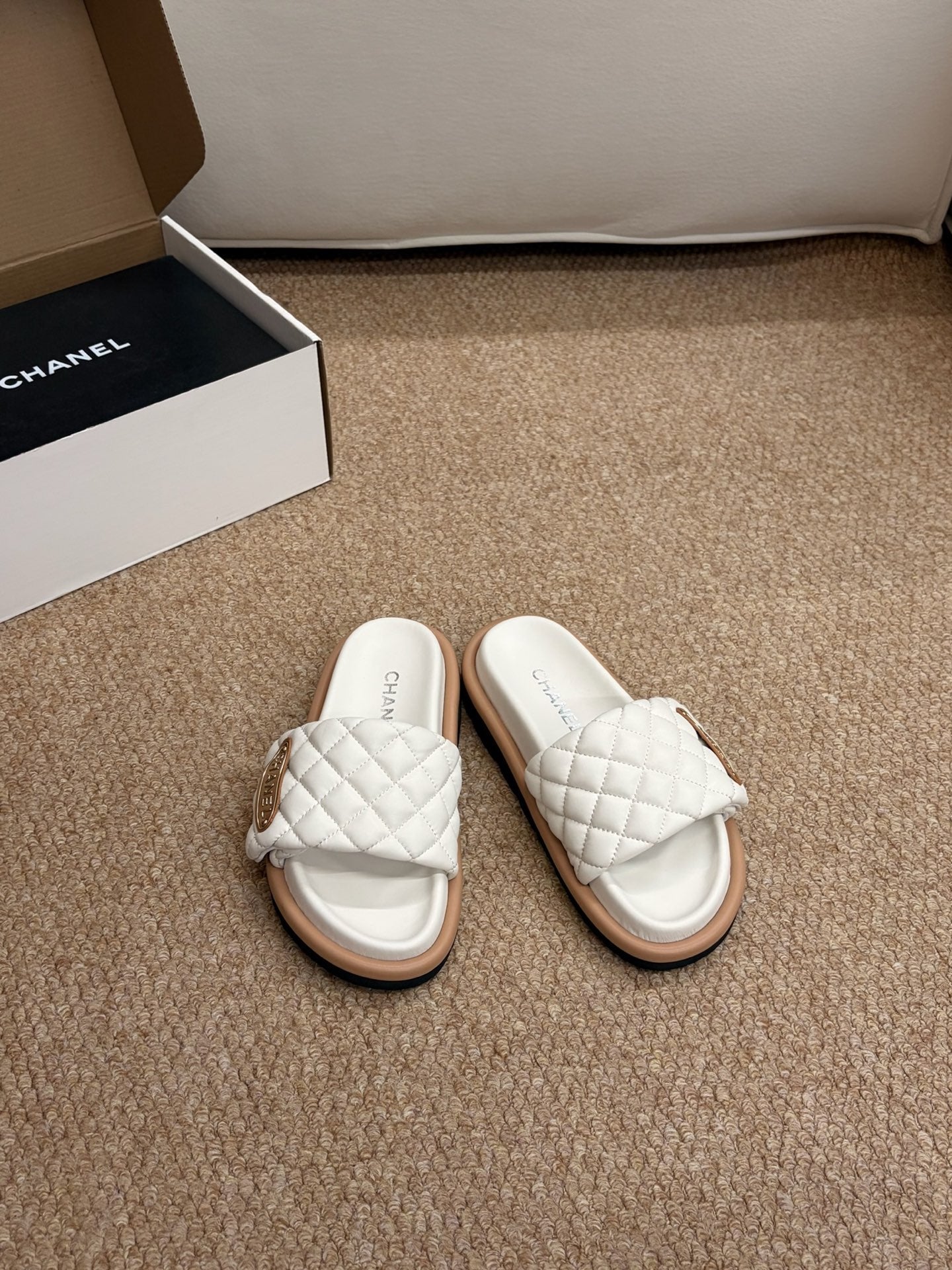 CHANEL 26S SLIDE SANDALS IN WHITE QUILTED CALFSKIN WITH LOGO PLAQUE