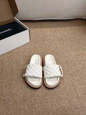 CHANEL 26S SLIDE SANDALS IN WHITE QUILTED CALFSKIN WITH LOGO PLAQUE