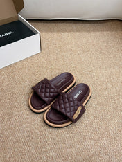 CHANEL 26S SLIDE SANDALS IN BURGUNDY RED QUILTED CALFSKIN WITH LOGO PLAQUE