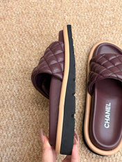 CHANEL 26S SLIDE SANDALS IN BURGUNDY RED QUILTED CALFSKIN WITH LOGO PLAQUE