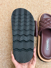 CHANEL 26S SLIDE SANDALS IN BURGUNDY RED QUILTED CALFSKIN WITH LOGO PLAQUE