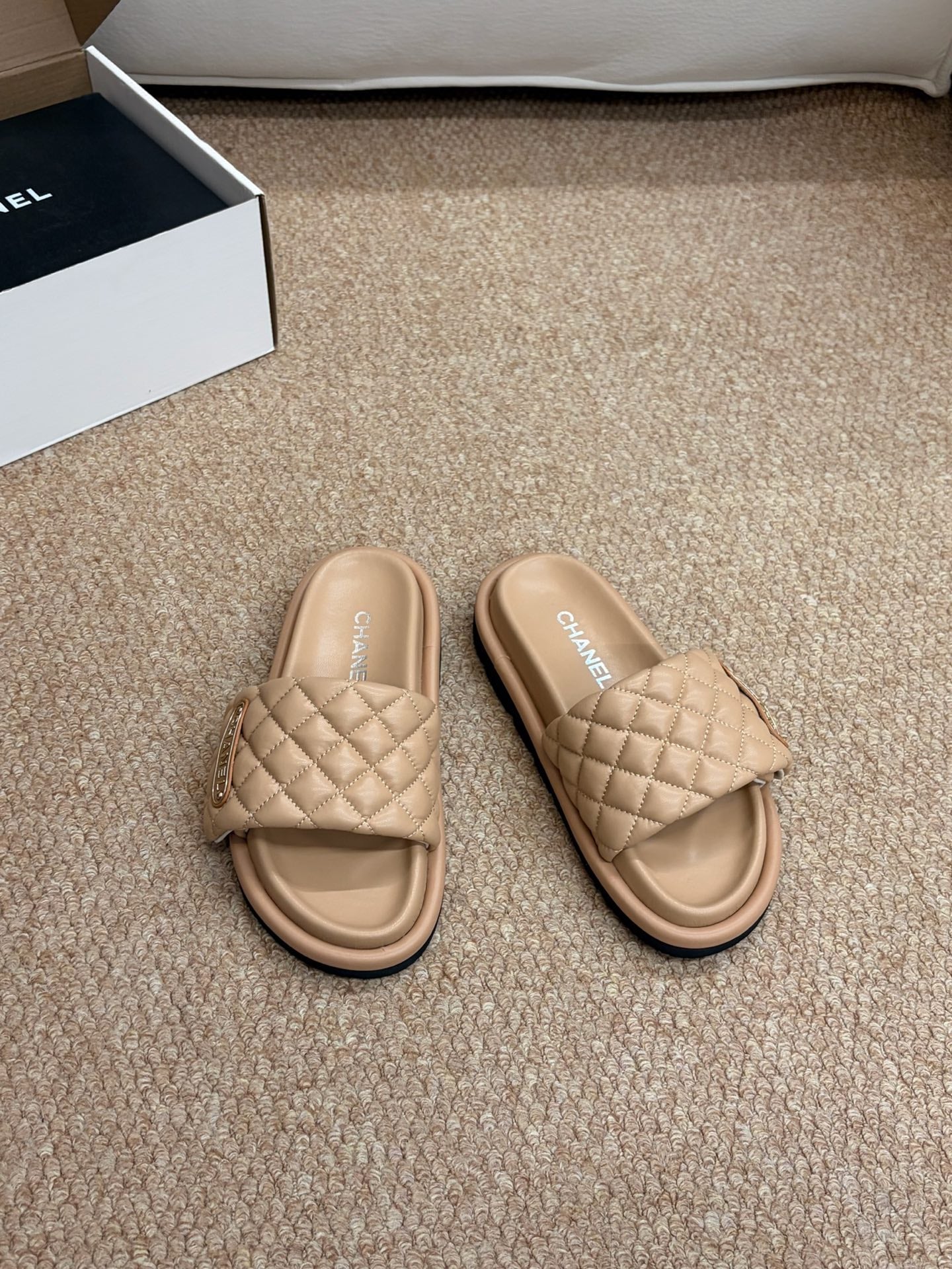 CHANEL 26S SLIDE SANDALS IN BEIGE QUILTED CALFSKIN WITH LOGO PLAQUE