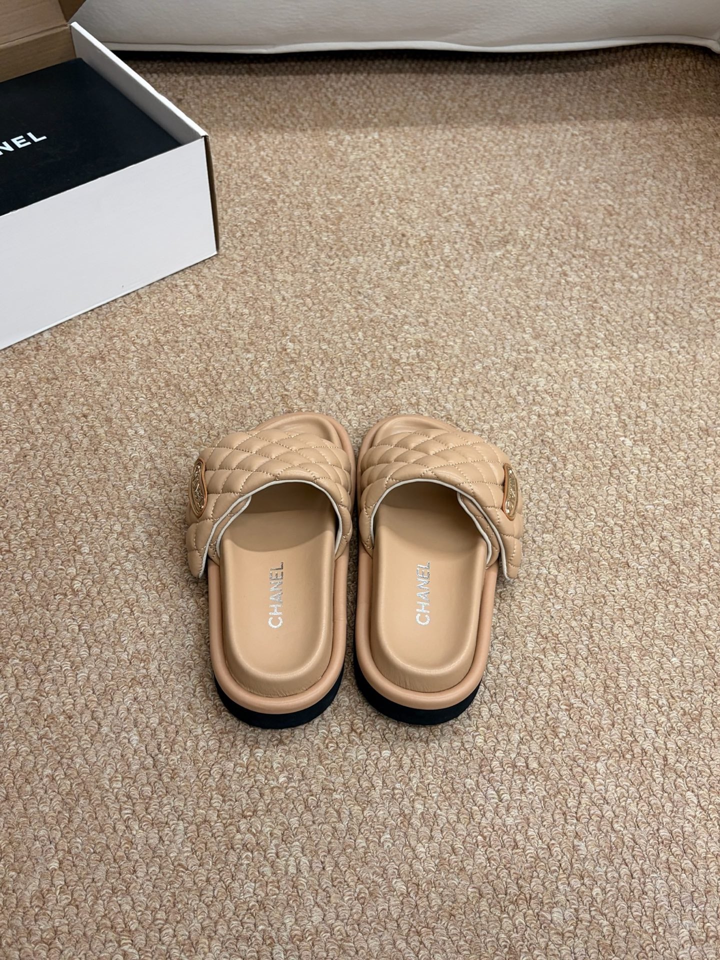 CHANEL 26S SLIDE SANDALS IN BEIGE QUILTED CALFSKIN WITH LOGO PLAQUE
