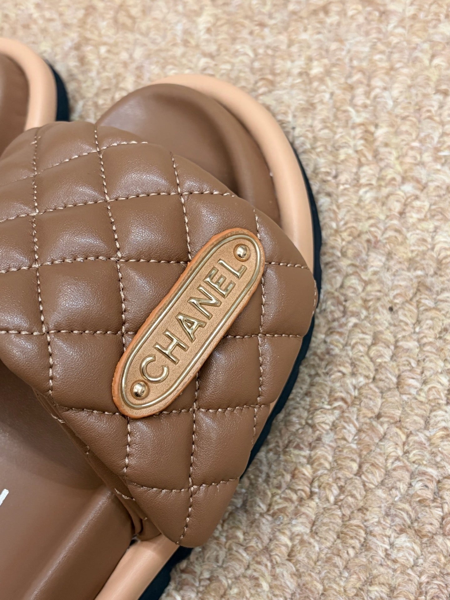 CHANEL 26S SLIDE SANDALS IN BROWN QUILTED CALFSKIN WITH LOGO PLAQUE