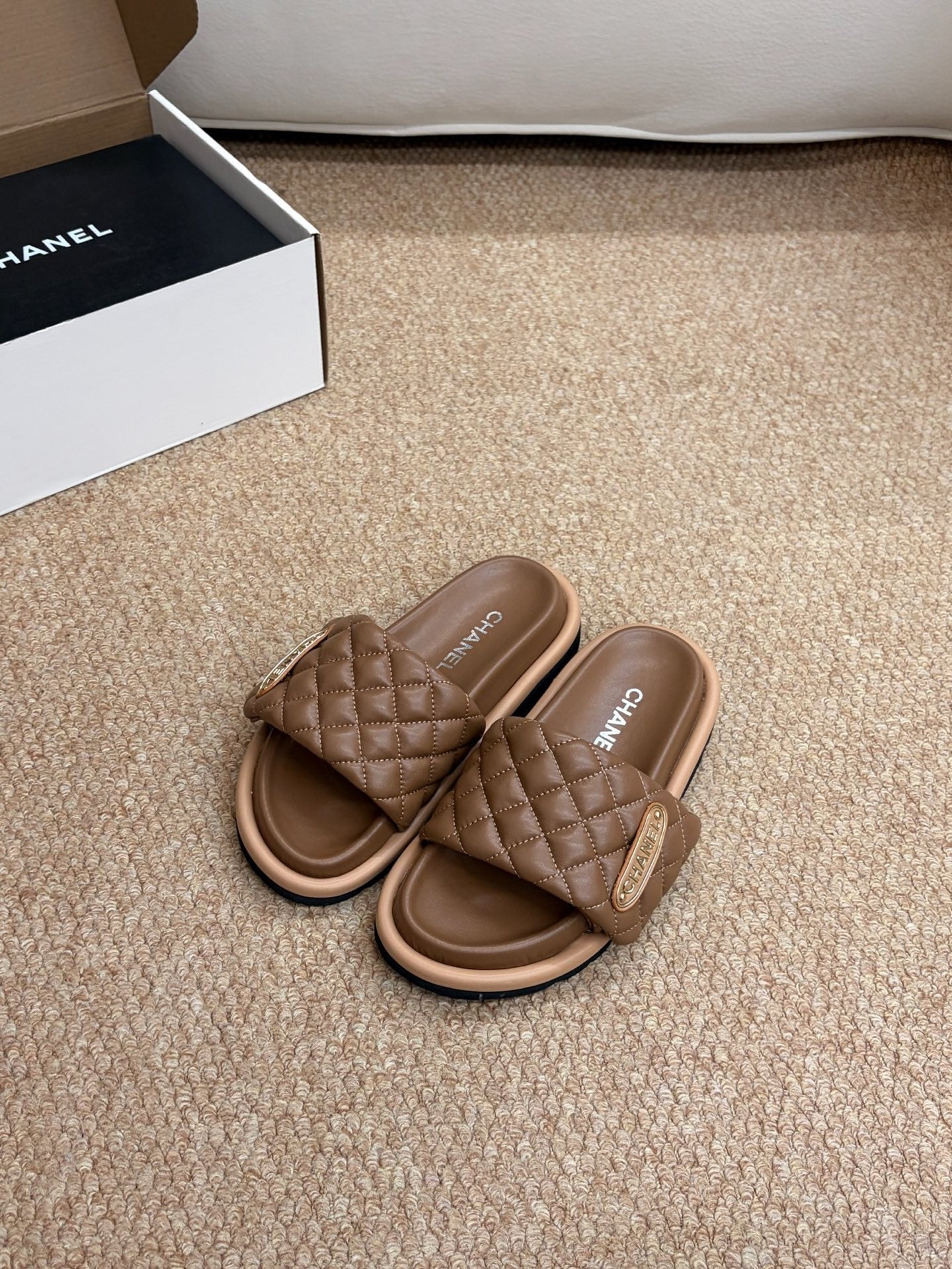CHANEL 26S SLIDE SANDALS IN BROWN QUILTED CALFSKIN WITH LOGO PLAQUE
