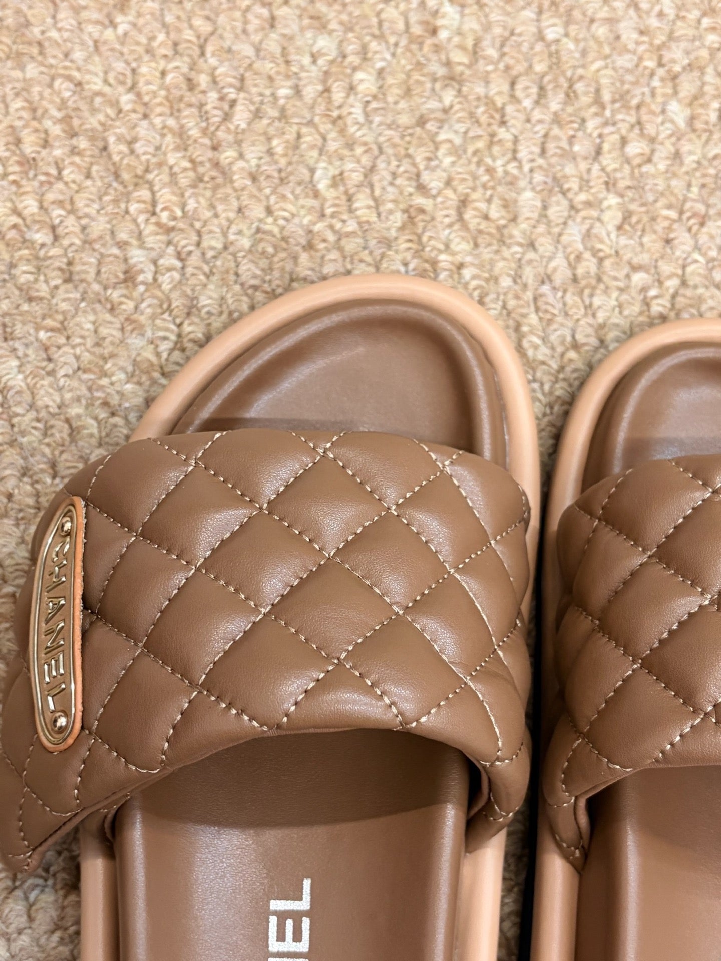 CHANEL 26S SLIDE SANDALS IN BROWN QUILTED CALFSKIN WITH LOGO PLAQUE