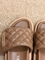 CHANEL 26S SLIDE SANDALS IN BROWN QUILTED CALFSKIN WITH LOGO PLAQUE