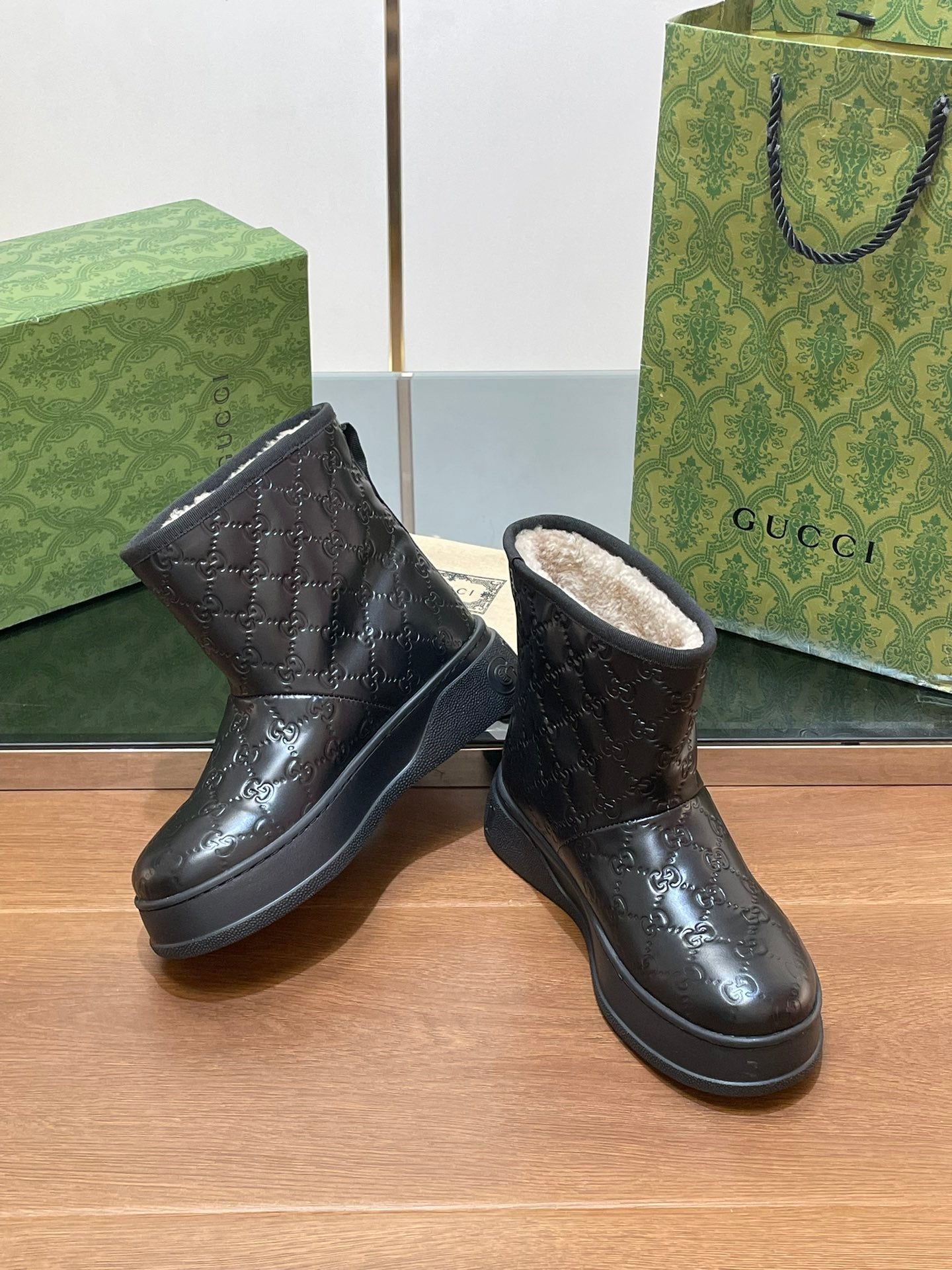 GG UGG BOOTS IN BLACK EMBOSSED SUEDE AND BEIGE WOOL LINING