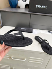 THONG SLIPPERS IN BLACK DENIM