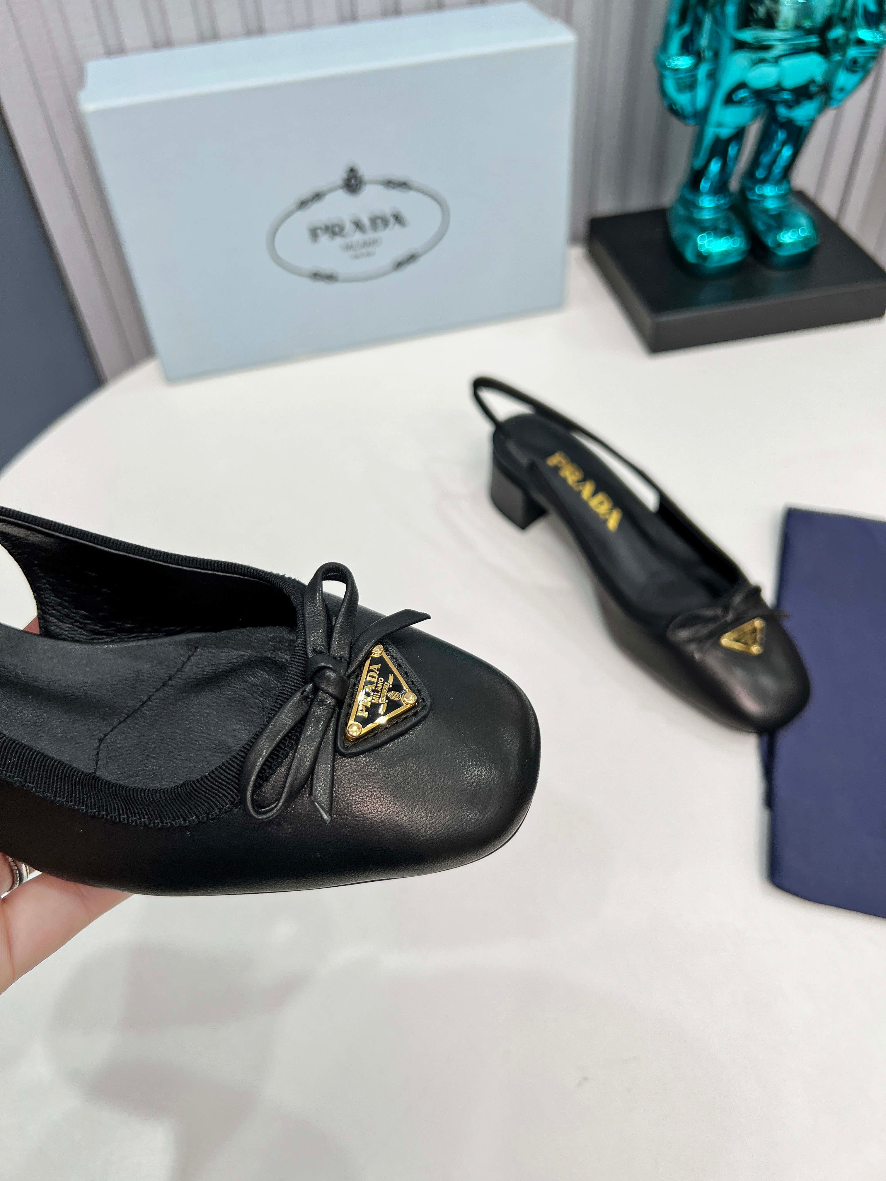 PRADA 26S ROUND TOE SLINGBACK PUMPS 40MM IN BLACK CALFSKIN WITH BOW