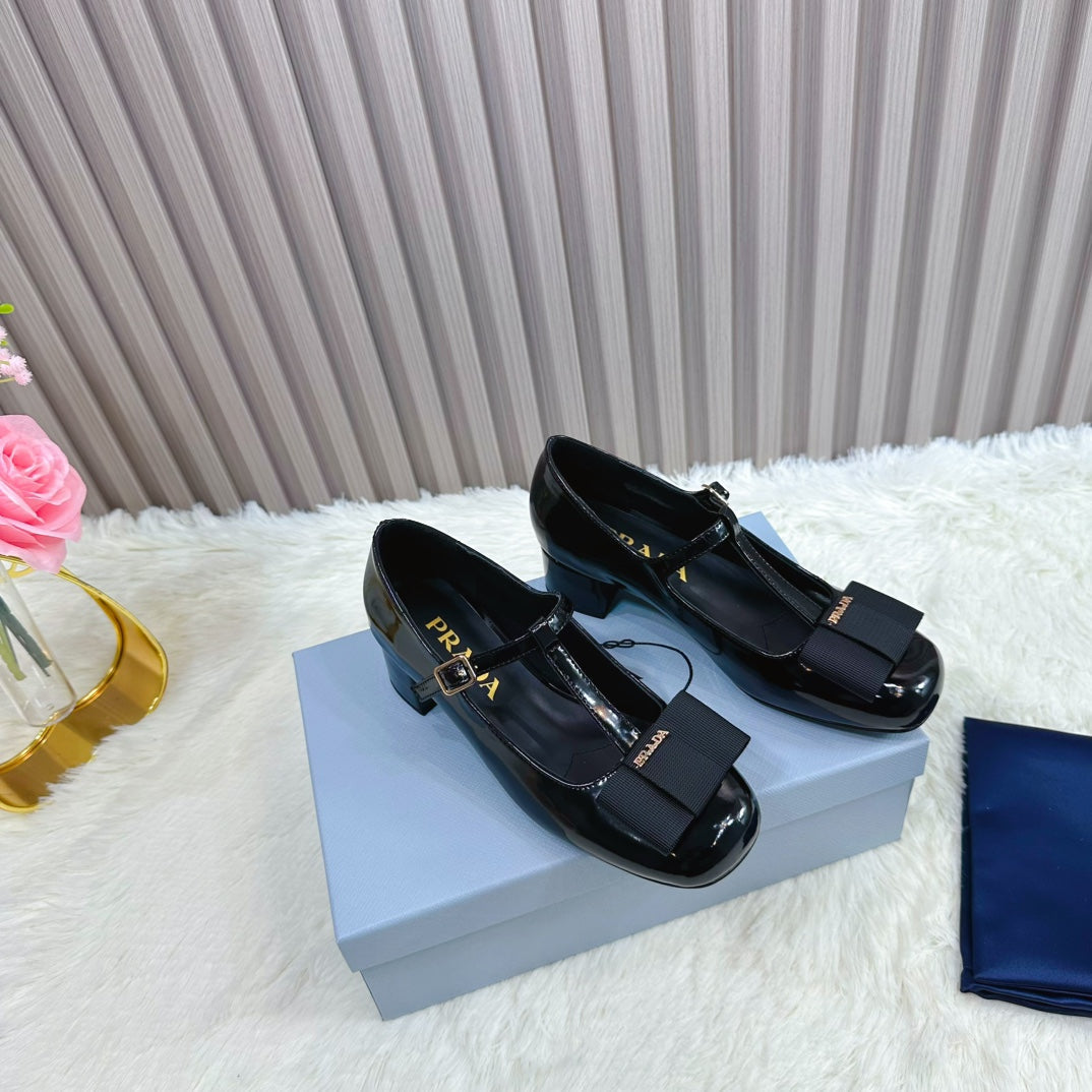 PRADA 26S T-STRAP MARY JANE PUMPS 40MM IN BLACK PATENT CALFSKIN WITH BOW