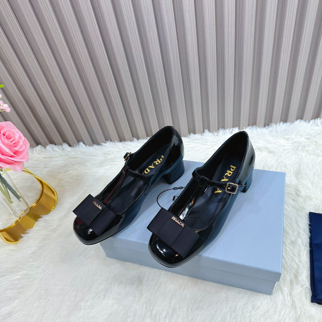 PRADA 26S T-STRAP MARY JANE PUMPS 40MM IN BLACK PATENT CALFSKIN WITH BOW