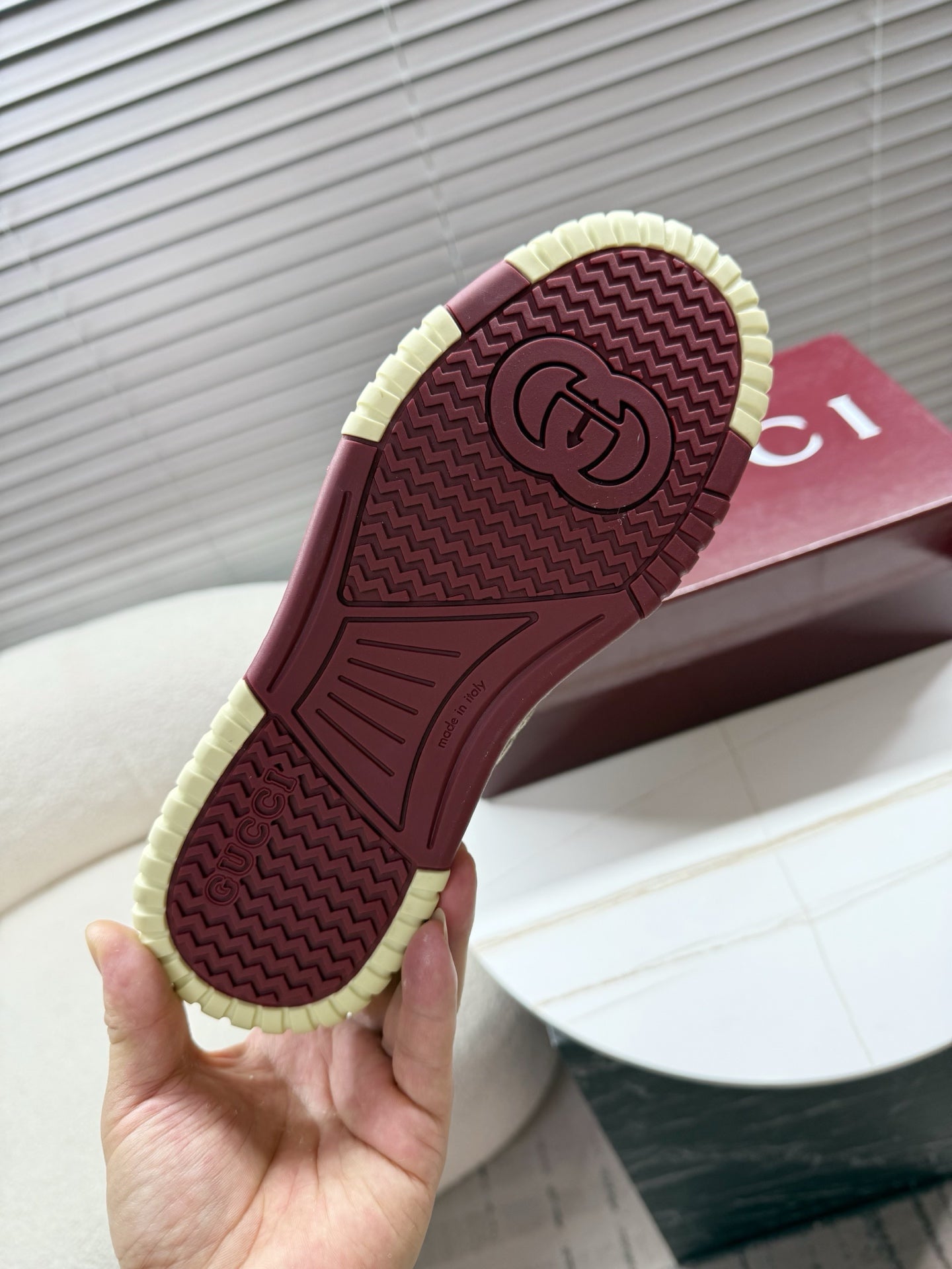 GUCCI 26S MAC80 SNEAKER IN BEIGE CANVAS AND DARK RED LEATHER