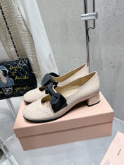 MARY JANE MID HEEL PUMPS IN BEIGE PATENT LAMBSKIN WITH BOW