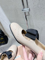 MARY JANE MID HEEL PUMPS IN BEIGE PATENT LAMBSKIN WITH BOW