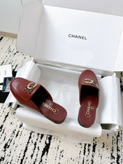 CC FLAT MULE IN RUBY RED CALFSKIN HARDWARE WITH ROCK MIX CHAIN