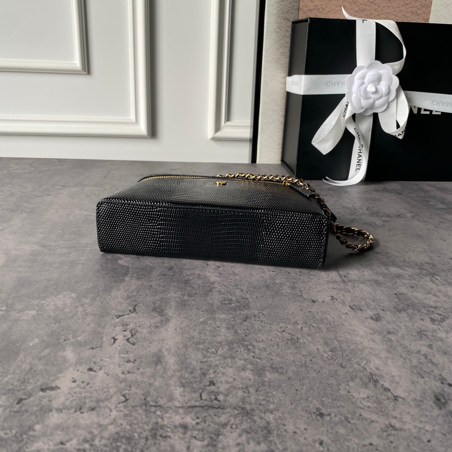 CHANEL 26S VANITY CASE 19 IN BLACK LIZARD-EMBOSSED LEATHER