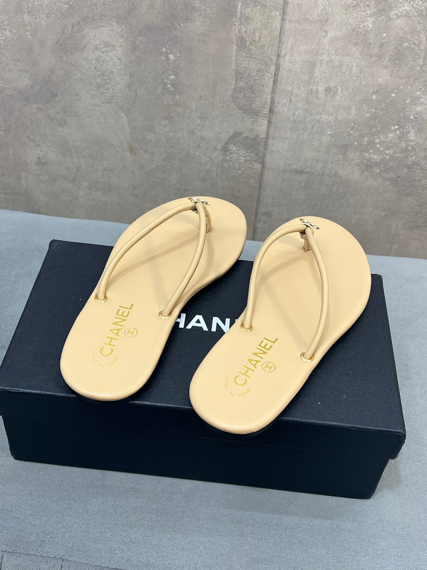 CHANEL 26S FLIP FLOPS IN BEIGE CALFSKIN CC LOGO