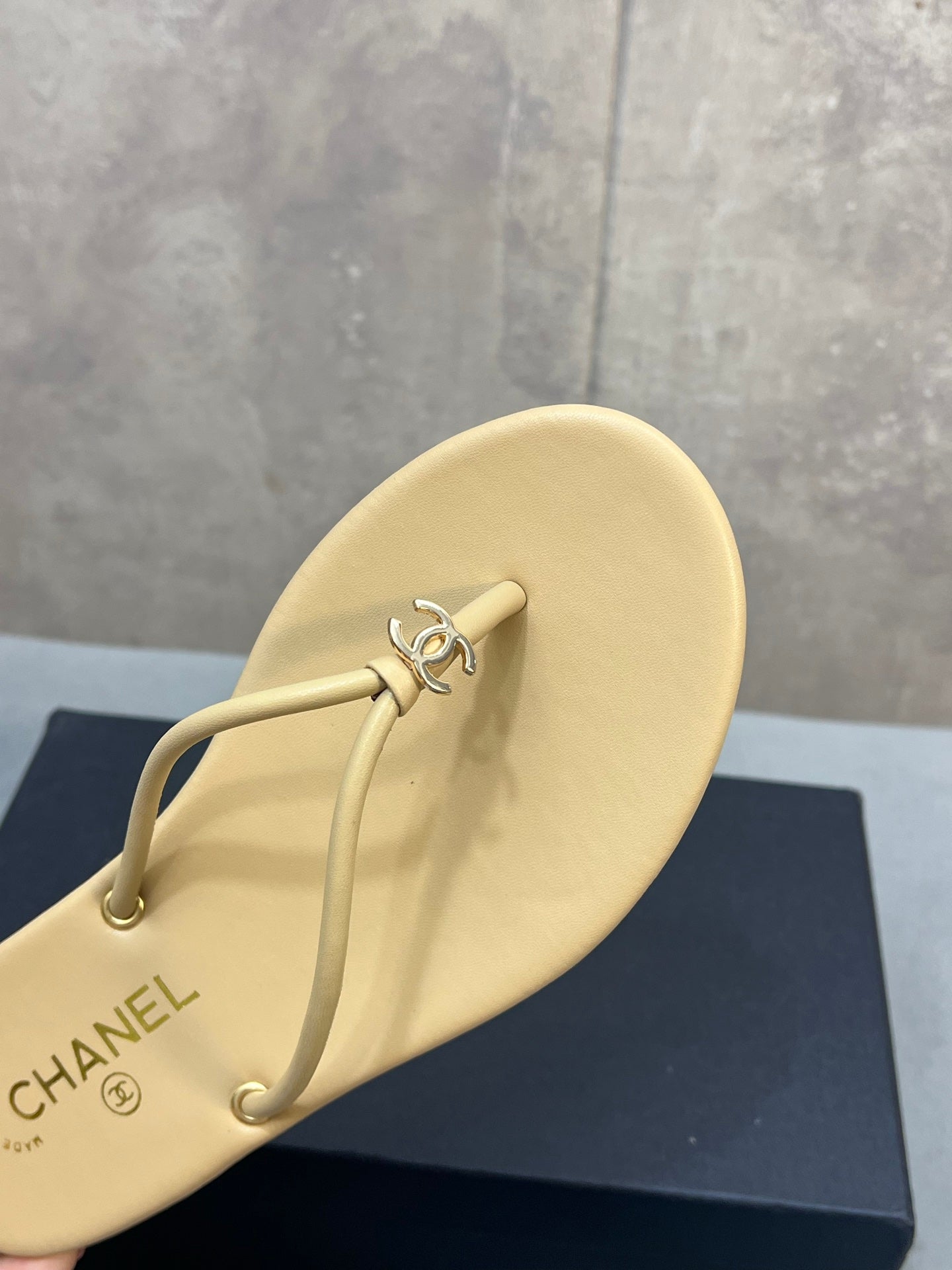 CHANEL 26S FLIP FLOPS IN BEIGE CALFSKIN CC LOGO
