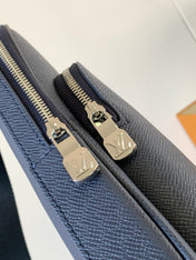 AVENUE SLINGBAG 31 IN NAVY BLUE TAIGA LEATHER