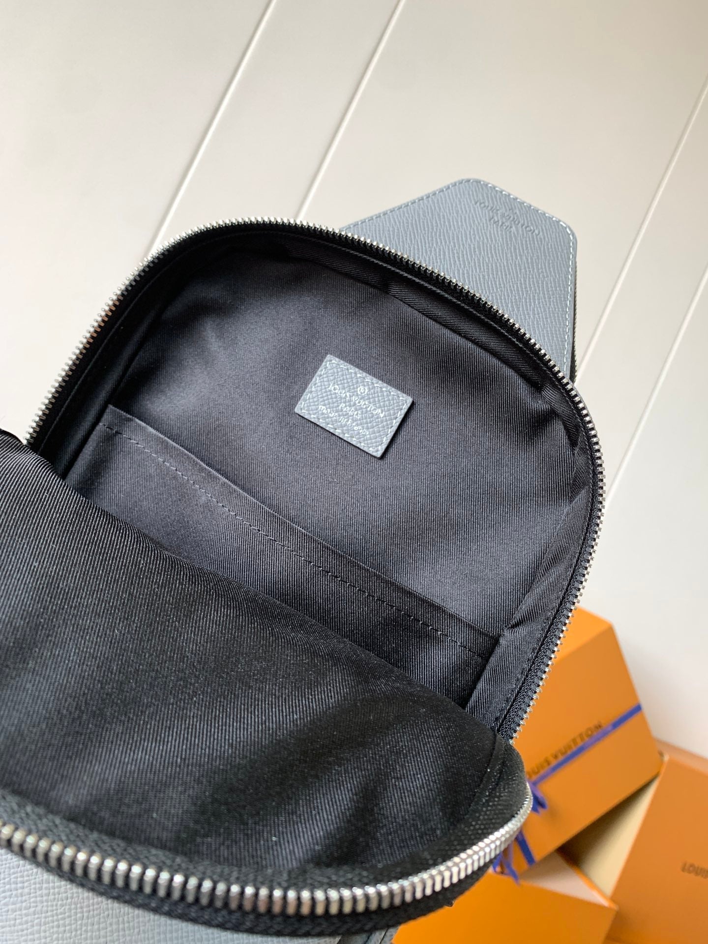AVENUE SLINGBAG 31 IN GREY TAIGA LEATHER