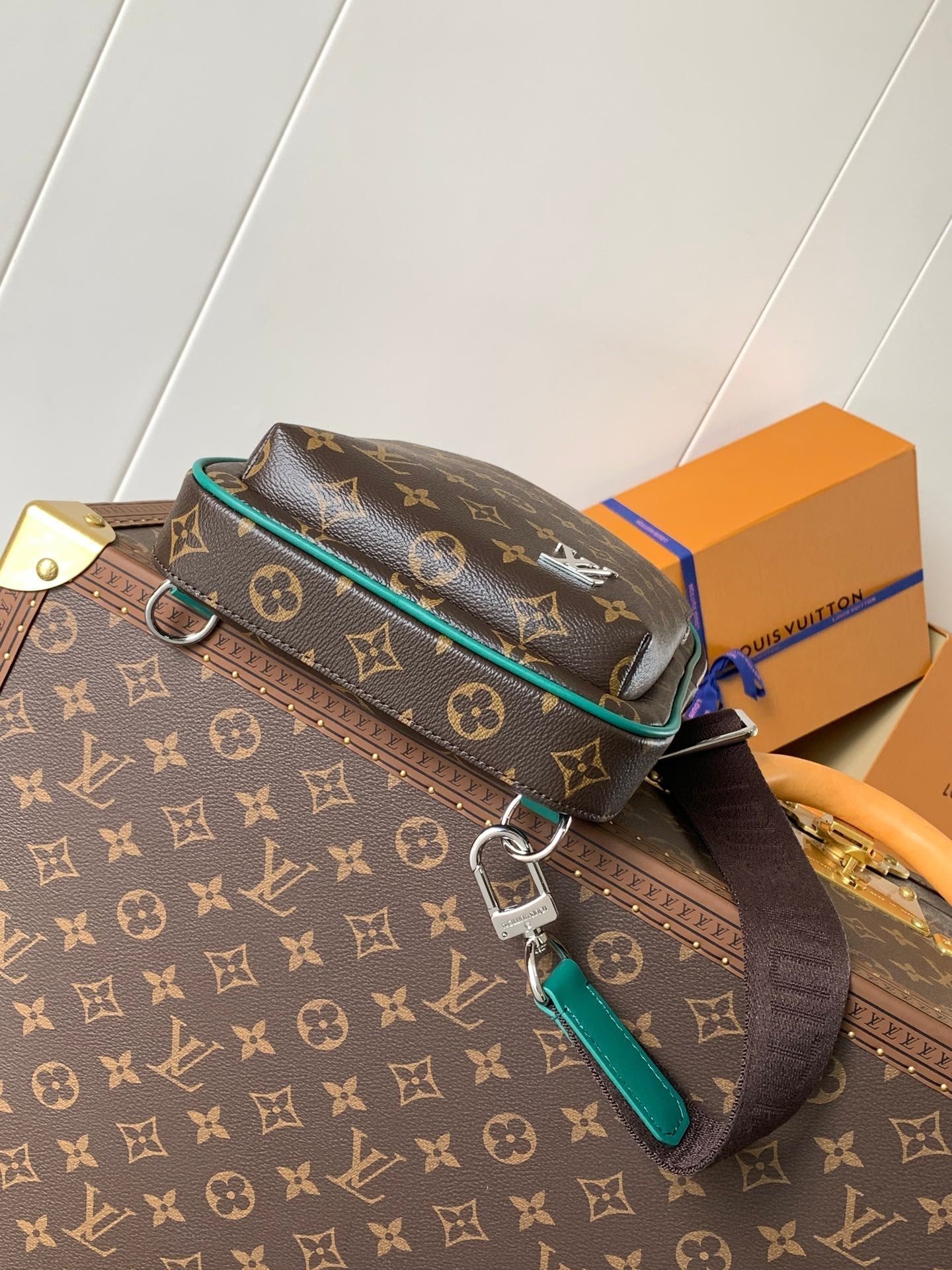 AVENUE SLINGBAG 31 IN BROWN MIX GREEN DAMIER GRAPHITE CANVAS