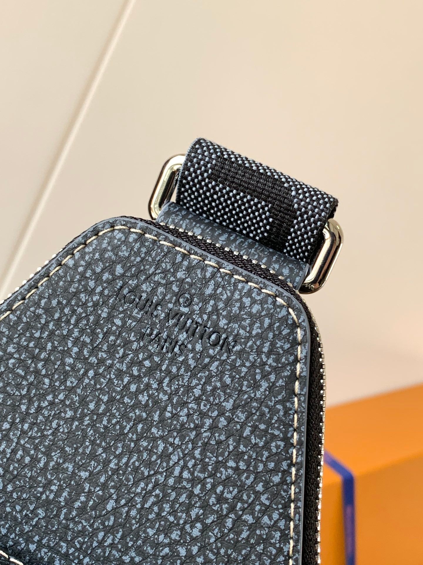 AVENUE SLINGBAG 31 IN BLACK MONOGRAM CANVAS WITH BROWN LOGO