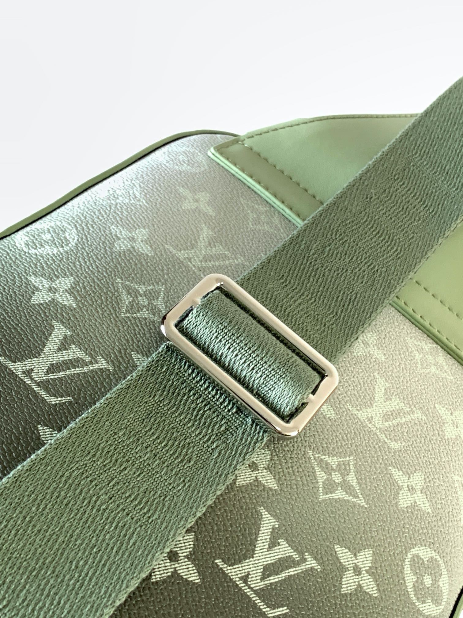 AVENUE SLINGBAG 31 IN WHITE AND BLACK OMBRE MONOGRAM CANVAS
