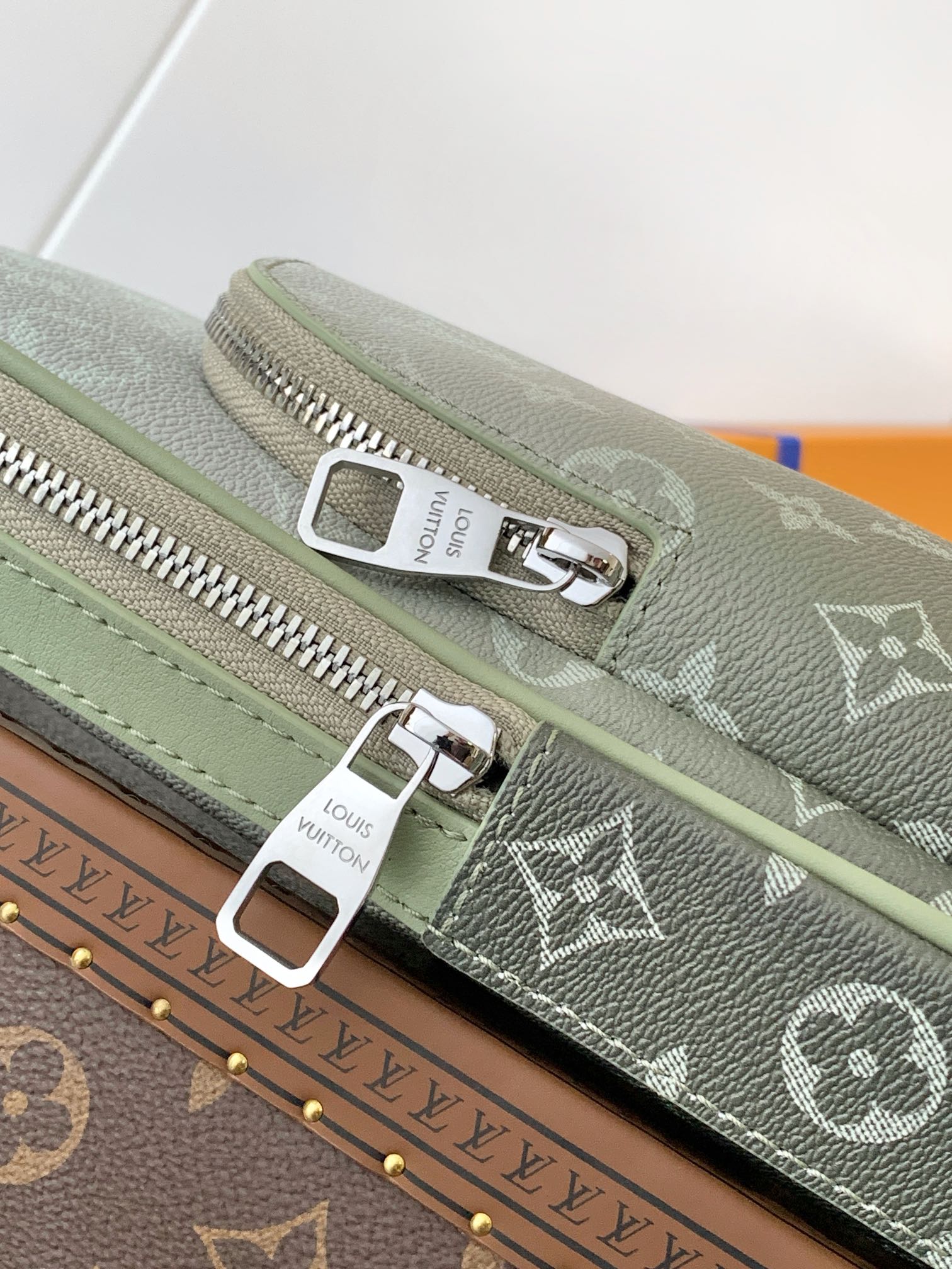 AVENUE SLINGBAG 31 IN WHITE AND BLACK OMBRE MONOGRAM CANVAS