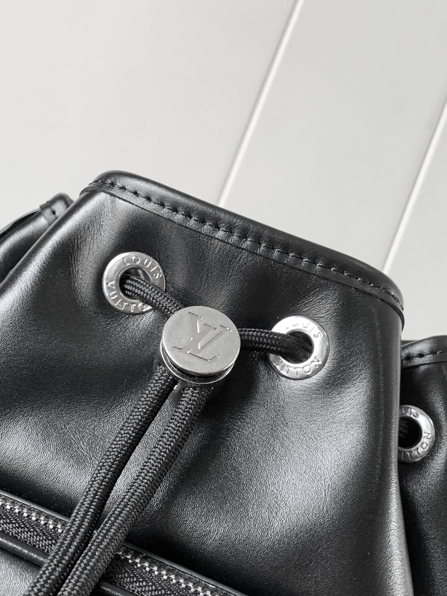 LV 25S NOÉ CARGO 24 IN BLACK GLOSSY CALFSKIN SILVER HARDWARE