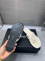 CRYSTAL THONG SANDAL IN WHITE CREAM SUEDE