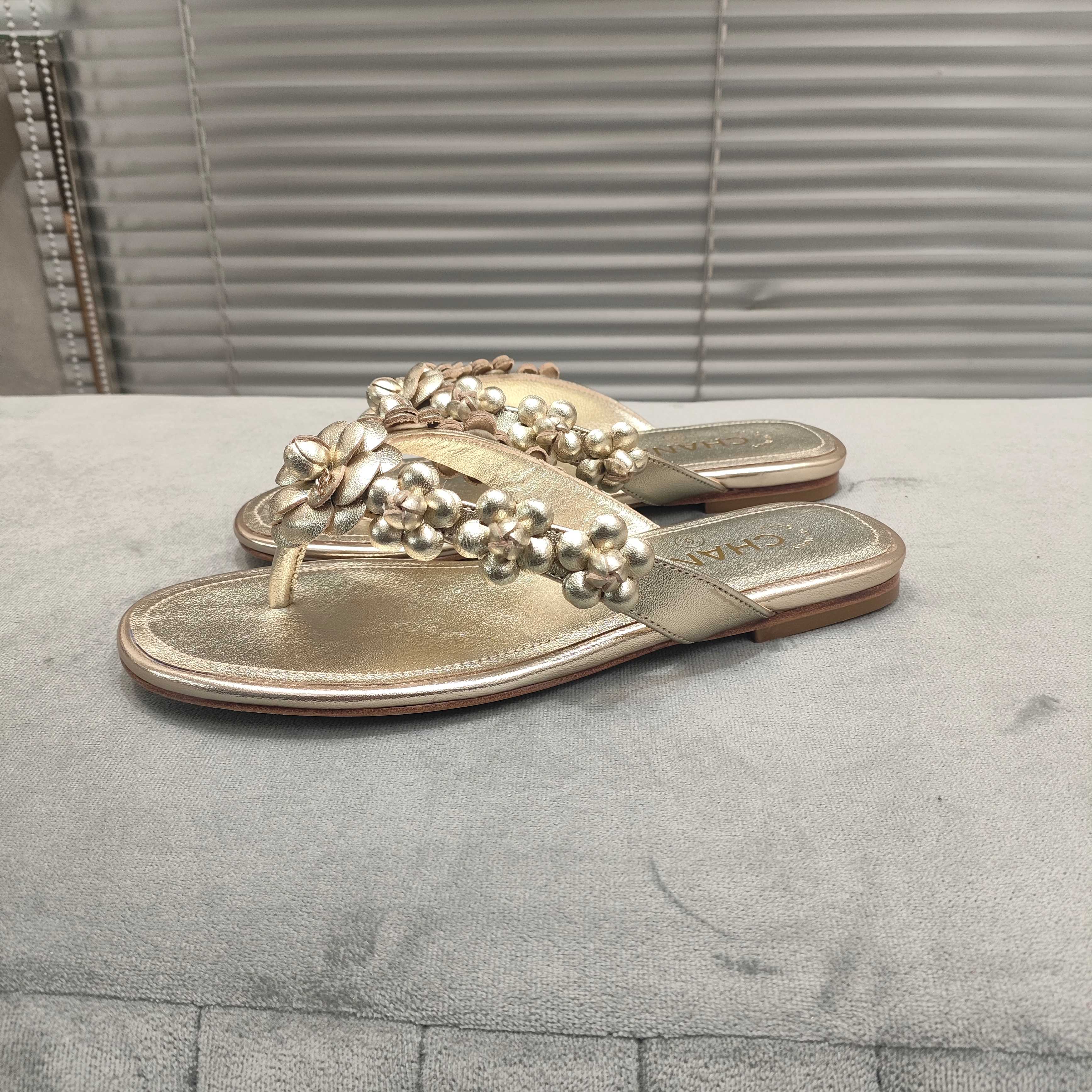 THONG SLIPPERS CAMELLIA IN GOLD PANTENT CALFSKIN