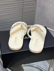 THONG SLIPPERS IN CREAM WHITE SOFT LEATHER WITH LOGO STICKER DETAIL