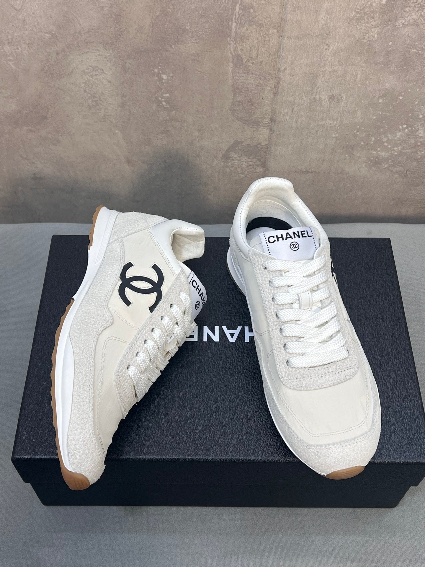 CHANEL 26S RUNNING SNEAKERS IN WHITE AND LIGHT GREY MATERIAL CC LOGO