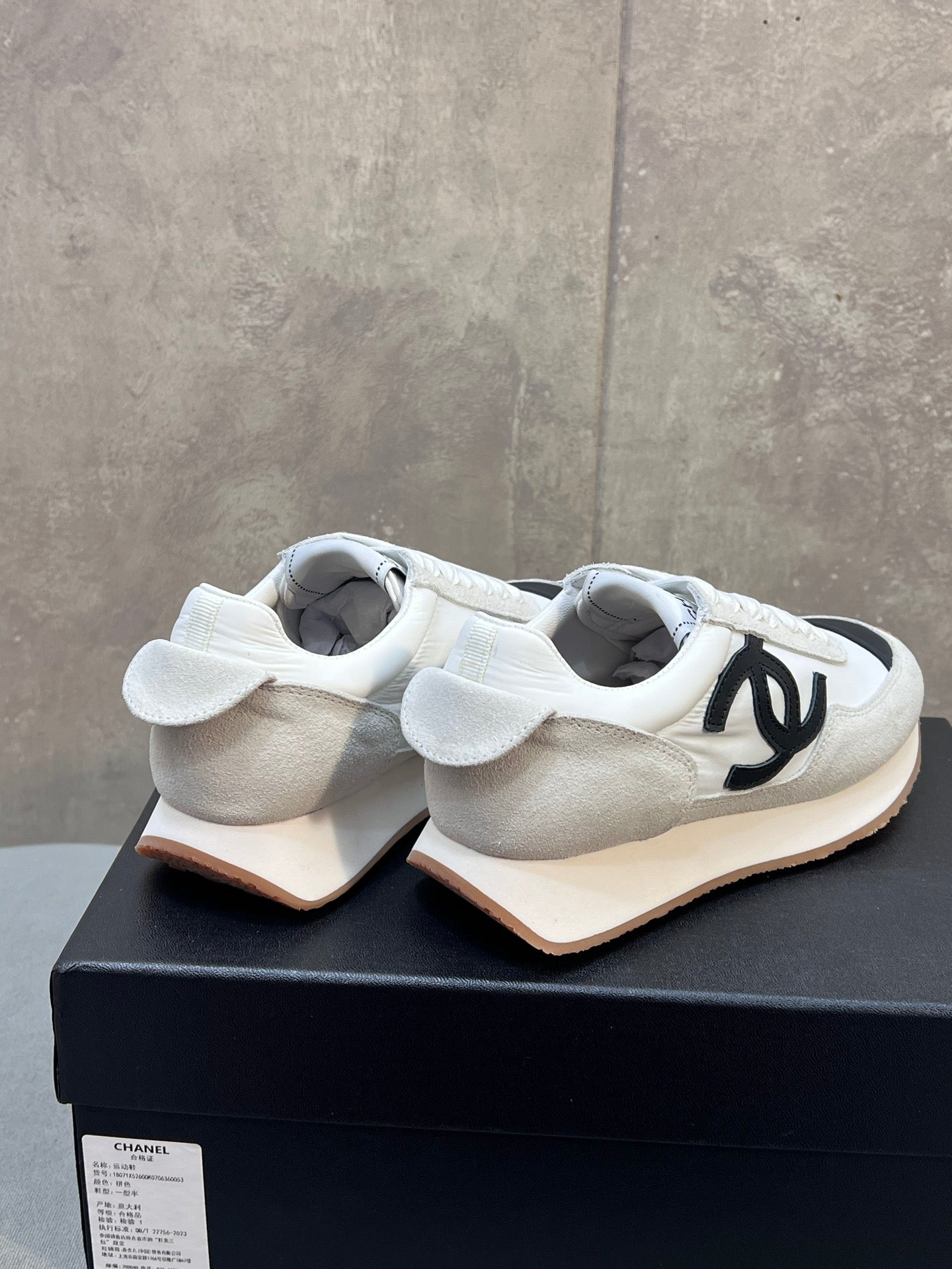 CHANEL 26S RUNNING SNEAKERS IN WHITE AND LIGHT GREY SUEDE AND NYLON CC LOGO