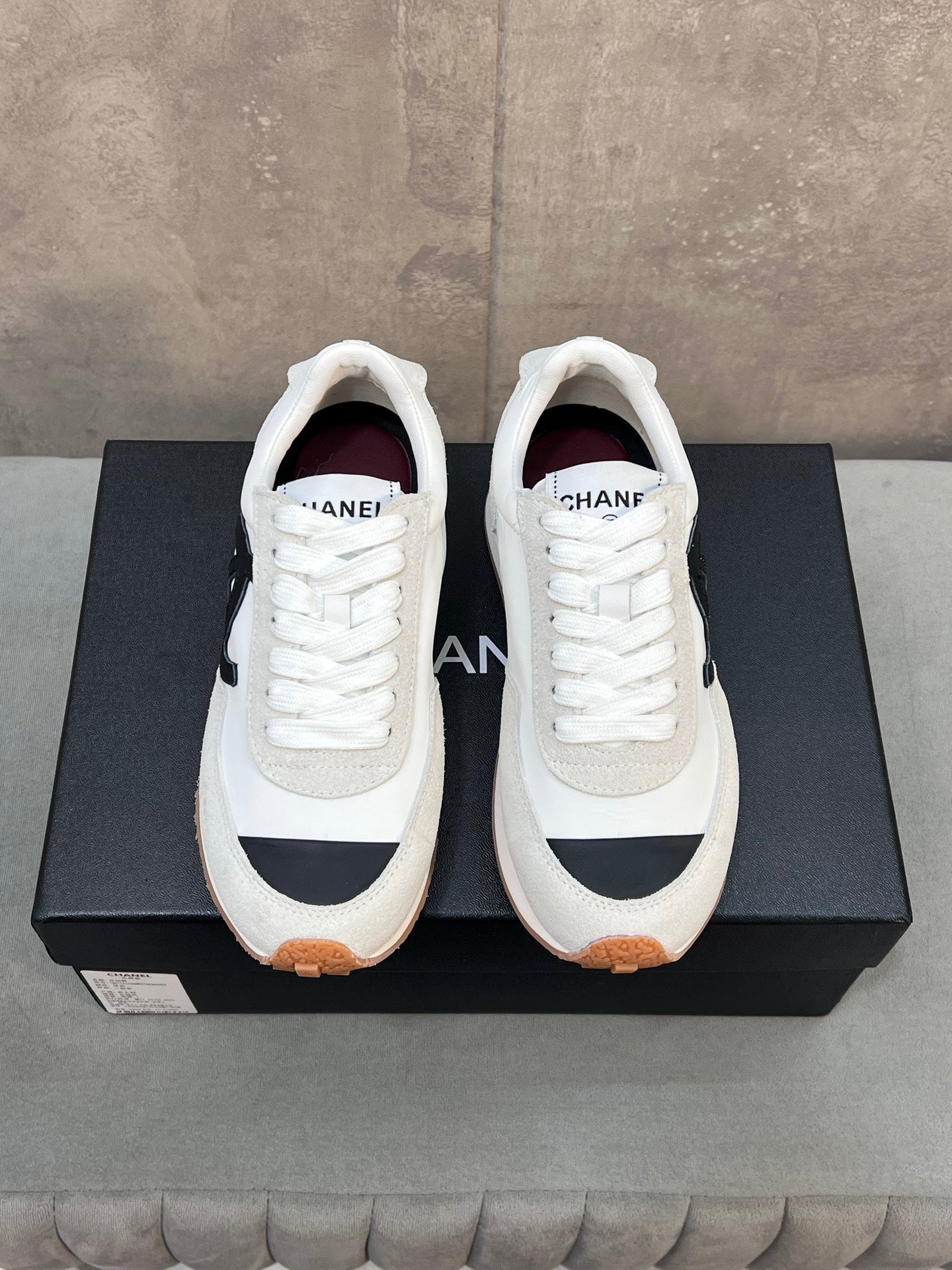 CHANEL 26S RUNNING SNEAKERS IN WHITE AND LIGHT GREY SUEDE AND NYLON CC LOGO